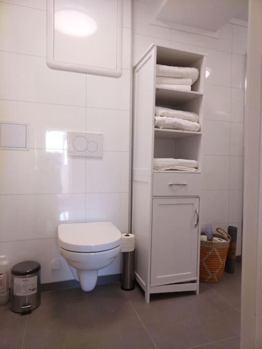 Appartement Kjellerleilighet I Fana Til Leie-med Gratis Parkering Og Mange Kollektiv Reisemuligheter Bergen