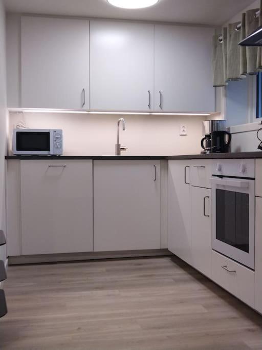 Kjellerleilighet I Fana Til Leie-med Gratis Parkering Og Mange Kollektiv Reisemuligheter Appartement *
