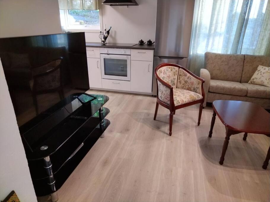 Kjellerleilighet I Fana Til Leie-med Gratis Parkering Og Mange Kollektiv Reisemuligheter Appartement Bergen
