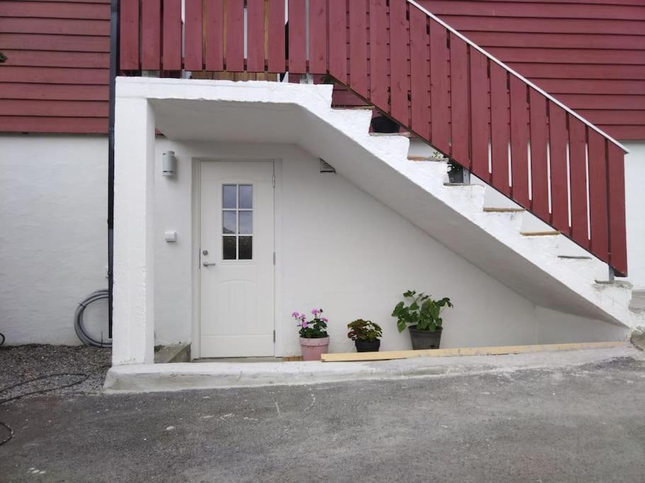 Kjellerleilighet I Fana Til Leie-med Gratis Parkering Og Mange Kollektiv Reisemuligheter Appartement