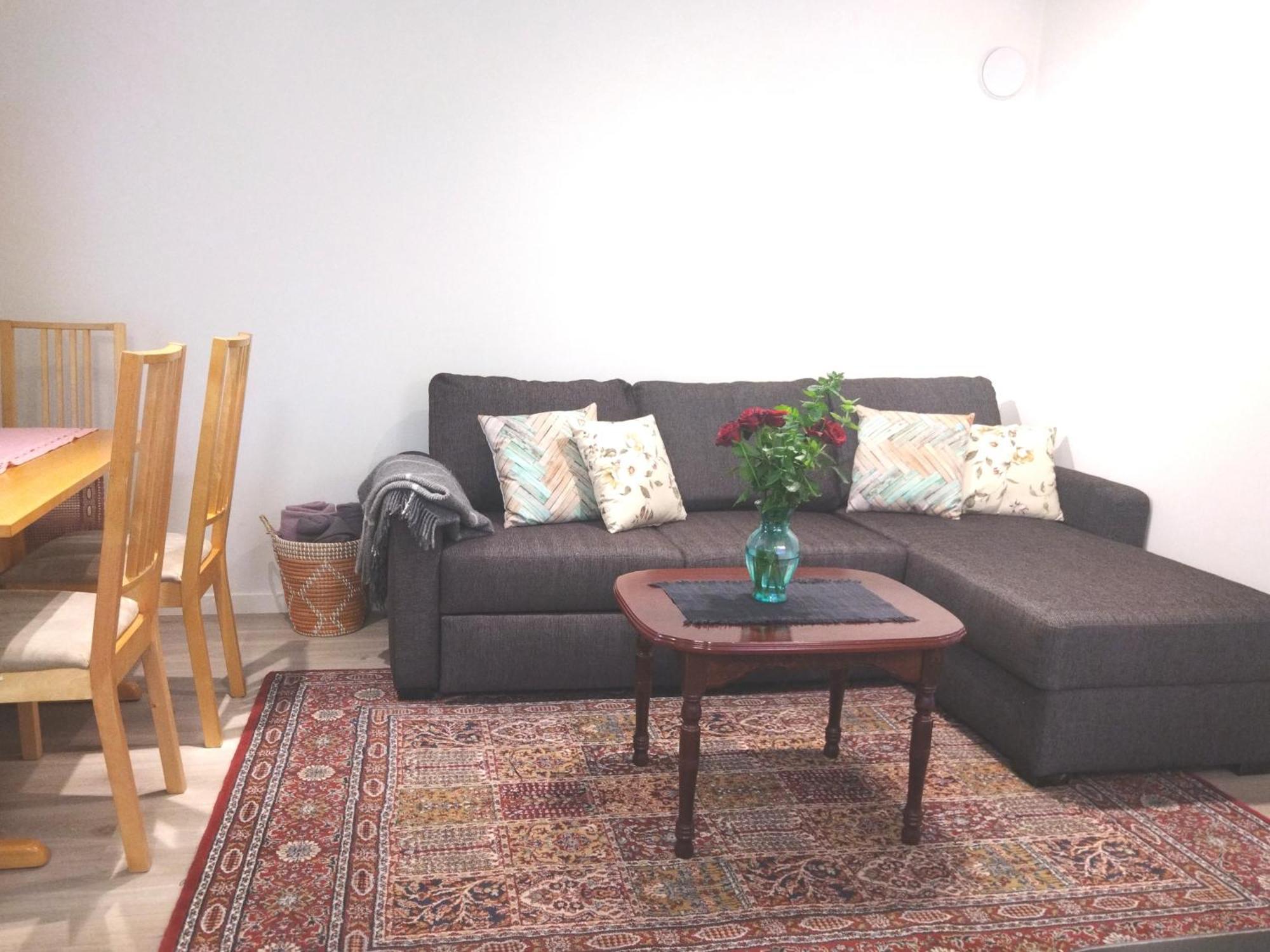 Kjellerleilighet I Fana Til Leie-med Gratis Parkering Og Mange Kollektiv Reisemuligheter Apartment